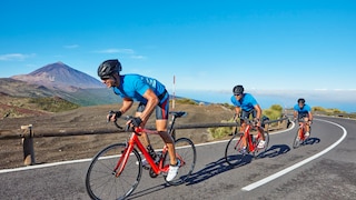 Sportliche Höchstleistungen vor malerischer Kulisse mit Blick aufs Meer.