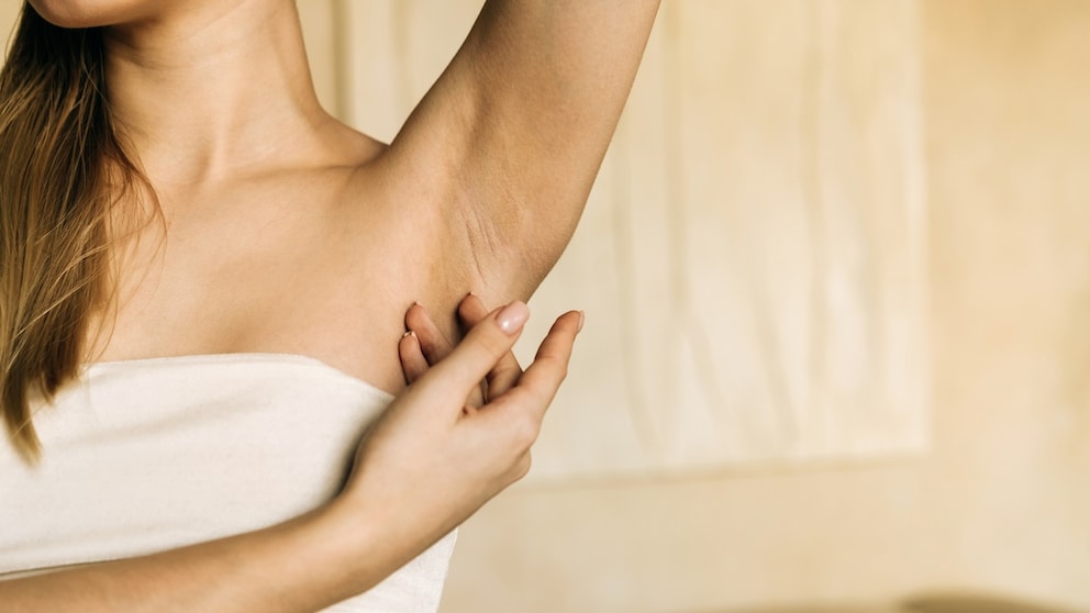 Die hormonellen Veränderungen in den Wechseljahren können auch den Körpergeruch beeinflussen
