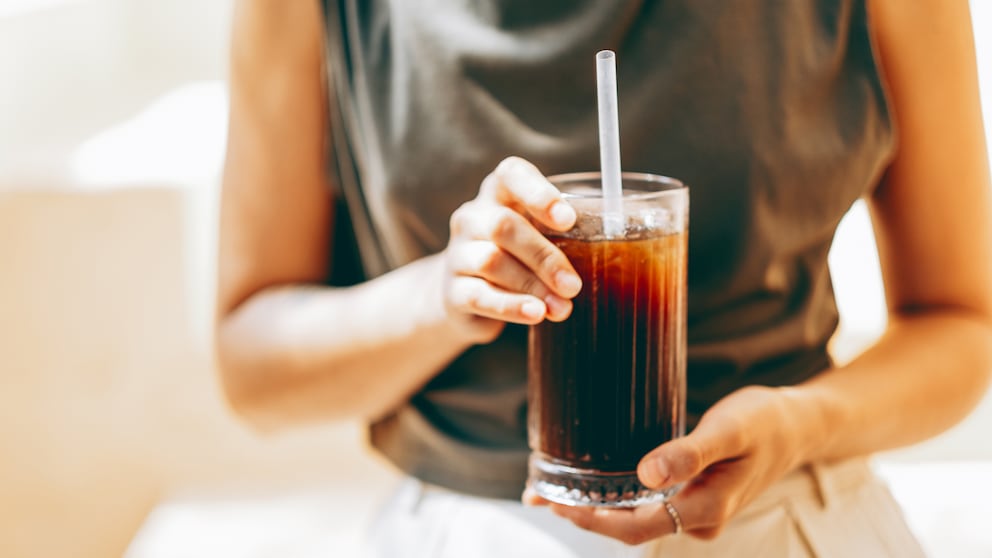 Wasser oder Light-Getränke zum Abnehmen? Eine zweijährige Studie zeigt, was langfristig auf der Waage passiert – mit überraschendem Ergebnis.