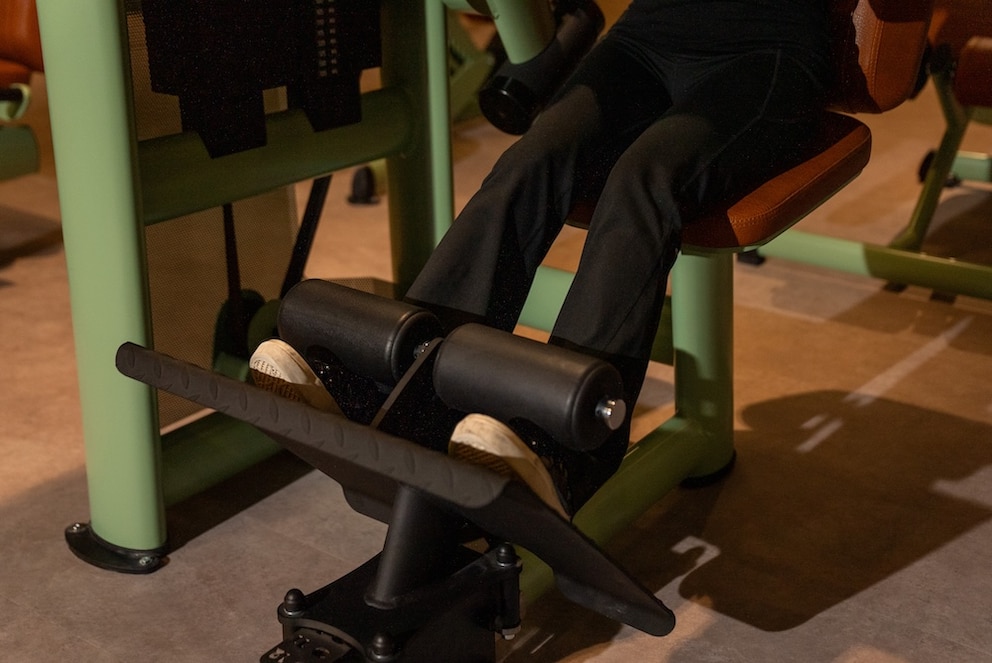 Bei dieser Maschine sind die Beine gefestigt, bei anderen Ausf&uuml;hrungen bewegt man auch die Knie mit nach oben.