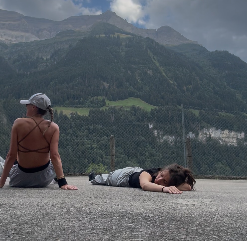 Links Nadja und rechts ich, wie ich die Pause richtig nutze.