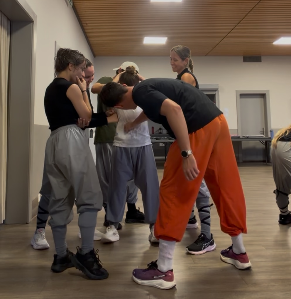 Hier zeigt Sacha Wenk, wie man doll mit der Faust in den Bauch schlagen muss &ndash; w&auml;hrend ich ihn dabei v&ouml;llig entgeistert ansehe.