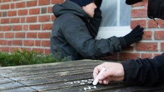 Einbrecher markieren mit Gaunerzinken ein Haus