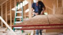 Mann bearbeitet eine OSB-Platte