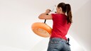 Frau beim Anschließen einer Lampe