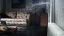 Ein geplatztes Wasserrohr verursacht einen Wasserschaden in einer Wohnung