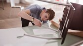 Ein Stuhl ist nicht immer einfach zusammenzubauen, wie diese Fails zeigen