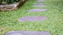 Gartenweg aus Steinplatten
