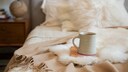 Hygge ist ein dänischer Wohntrend, der bei der Einrichtung vor allem auf Gemütlichkeit setzt