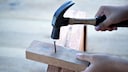 Mit diesen 6 Tipps hämmern Sie richtig Nägel in das Holz