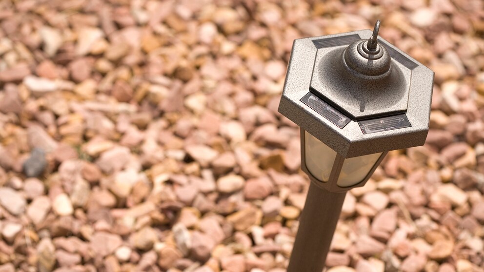 Auch bei der Beleuchtung von Garten oder Balkon kann man auch Solarlampen umsteigen