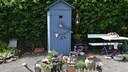 Toilettenhaus im Garten