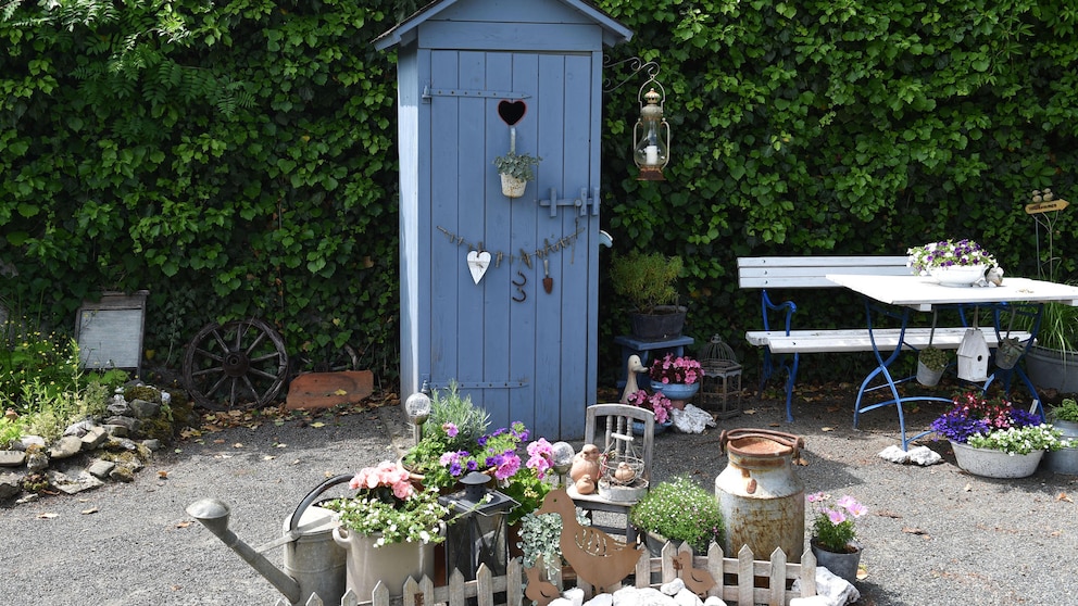 Toilettenhaus im Garten