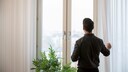 Ein Mann vor dem neuen Vorhang von Ikea: Gunrid