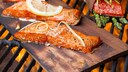 Lachs grillen auf einer Holzplanke