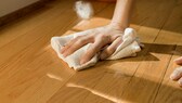 Damit Holzfasern beim Putzen nicht aufquellen, muss man einen nebelfeuchten Lappen verwenden