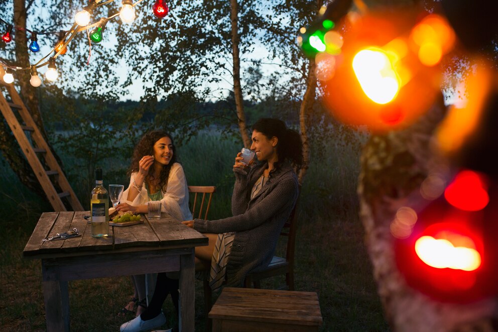 Freunde im Garten bei stimmungsvollem Licht