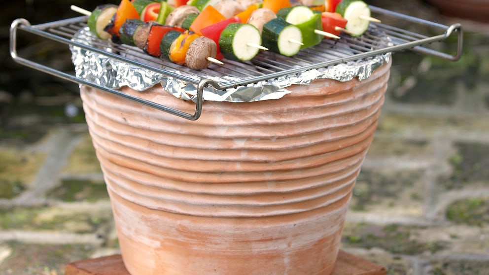 DIY-Grill aus einem Blumentopf