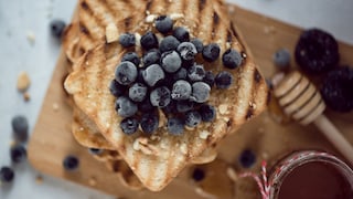 Aroniabeeren enthalten viele Polyphenole. Sie sind für die tiefe dunkelblaue Färbung verantwortlich und sie gelten als sehr gesund.