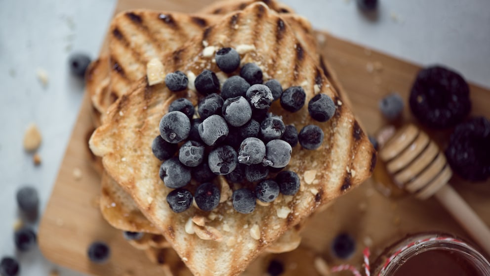 Aroniabeeren enthalten viele Polyphenole. Sie sind für die tiefe dunkelblaue Färbung verantwortlich und sie gelten als sehr gesund.