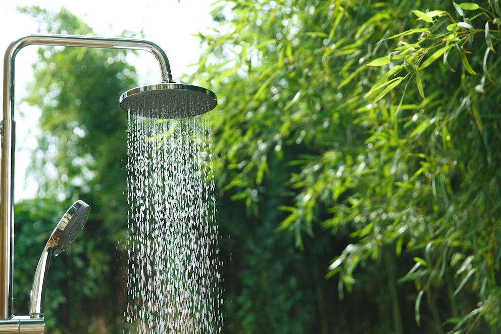 Die Gartendusche kühlt Sie an heißen Sommertagen 