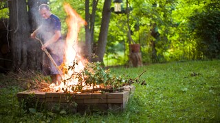 Laub verbrennen im Garten