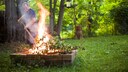 Laub verbrennen im Garten