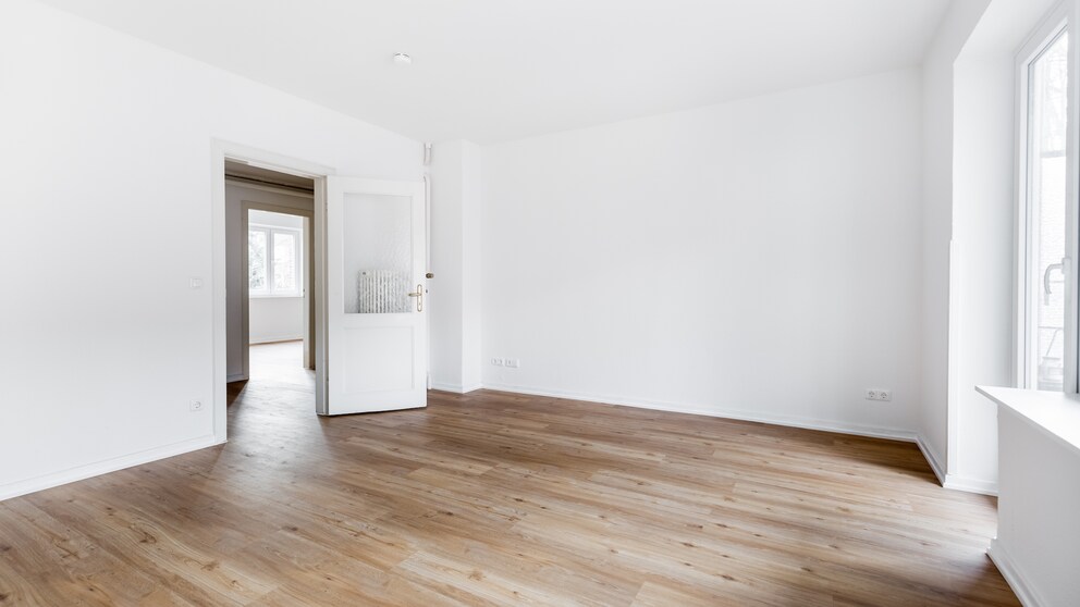 Eine leere Wohnung, die aussieht wie unbewohnt