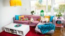 Zwei Möpse spielen im Wohnzimmer
