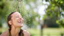 Eine Frau unter einer Gartendusche