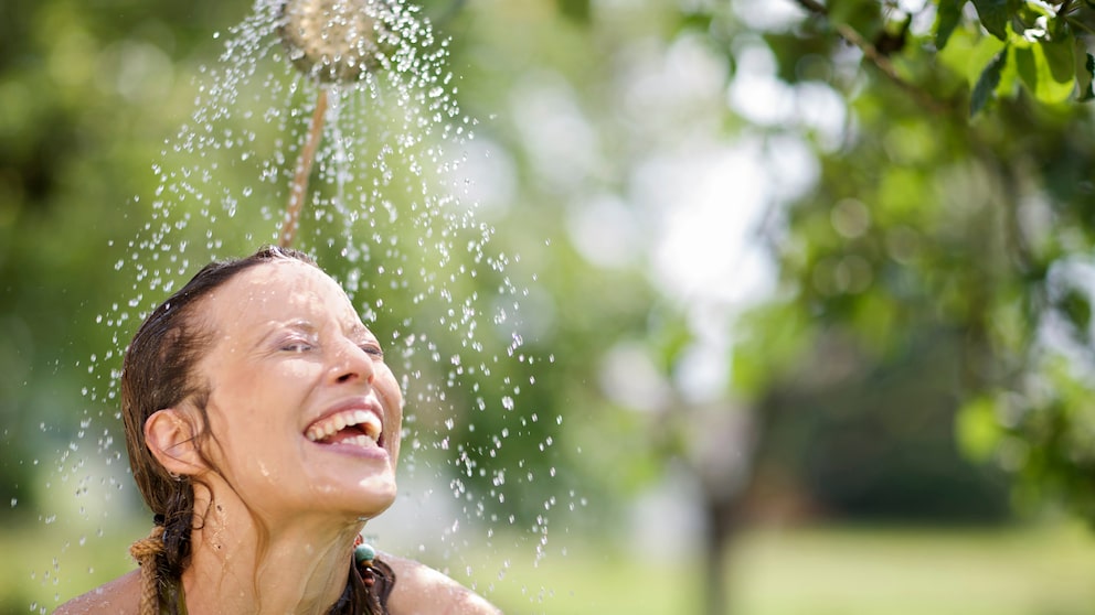 Eine Frau unter einer Gartendusche