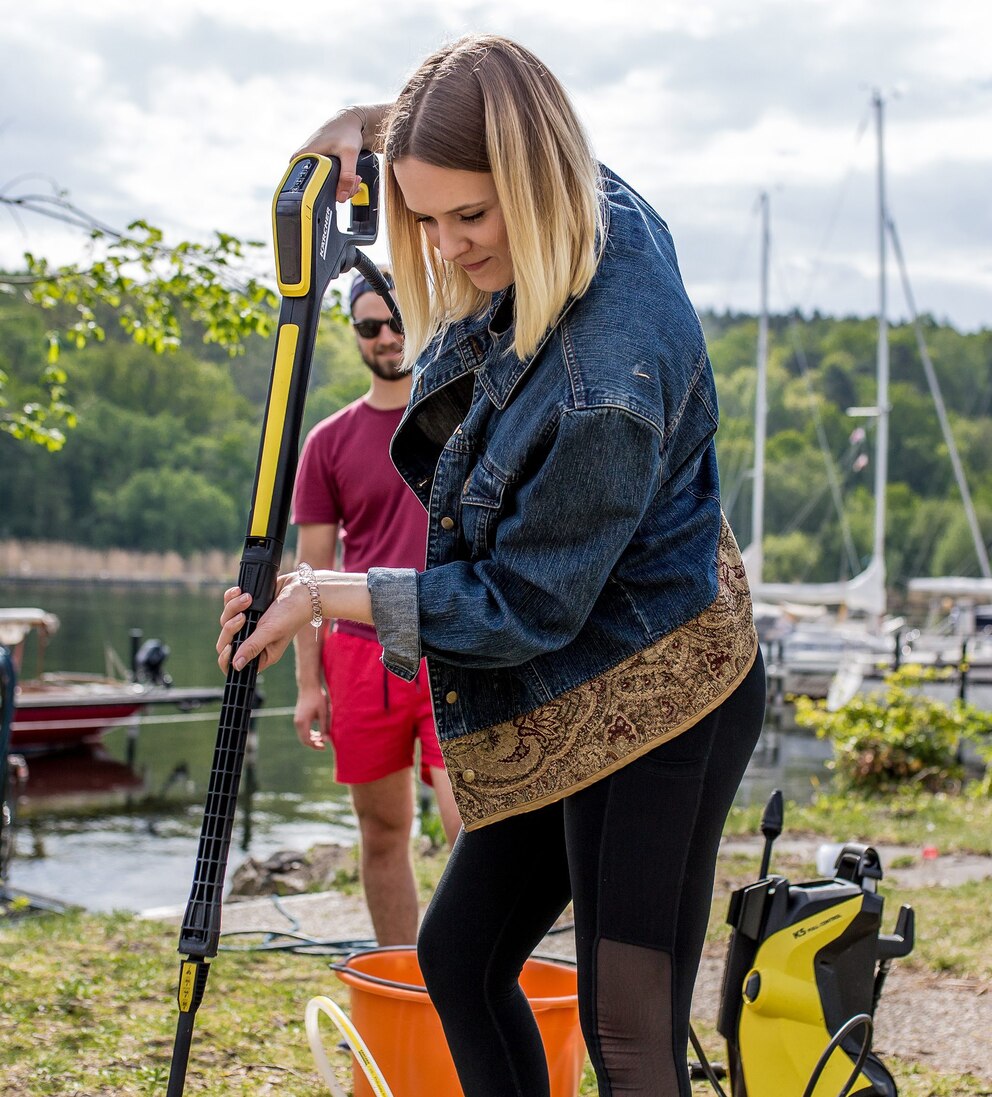 „Auf dem Gelände gibt es keinen normalen Wasseranschluss, nur eine Regentonne und den See. Für unseren <a href="https://www.kaercher.com/de/">Kärcher</a> ist das kein Problem – er kann Wasser aus einem Bottich ansaugen“, erklären Ann und Julian