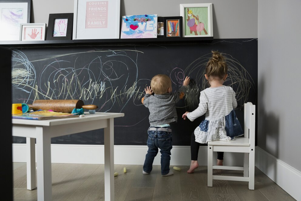 Wandtafeln oder Tafelfarbe fördern die Kreativität von Kindern