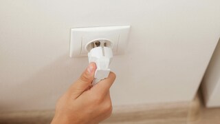 Mit wenigen Handgriffen kann man auch während eines Urlaubes zu Hause Energie sparen