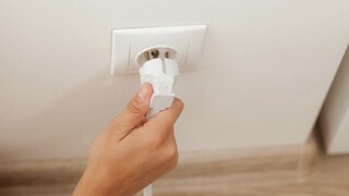 Mit wenigen Handgriffen kann man auch während eines Urlaubes zu Hause Energie sparen