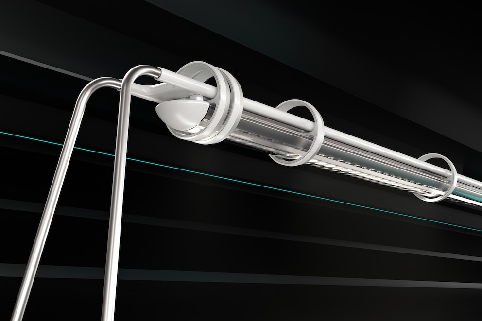 Die Holy Trinity Schreibtischlampe RIMA verfügt über eine moderne Technologie
