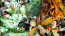 K&uuml;chenabf&auml;llen zu D&uuml;nger mit Bokashi