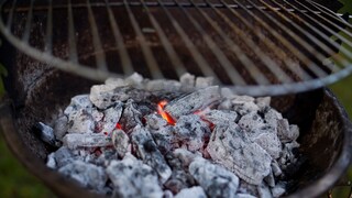 Wie Sie Grillkohle sicher und richtig entsorgen