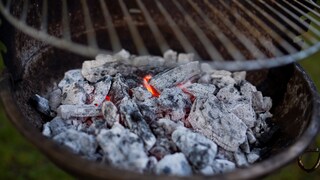 Wie Sie Grillkohle sicher und richtig entsorgen