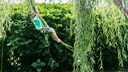 Ein Kind spielt im Garten