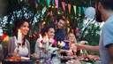 Menschen feiern am Abend eine Gartenparty