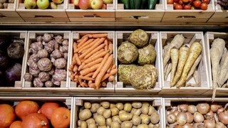 Obst und Gemüse in verschiedenen Kisten