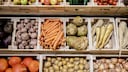 Obst und Gemüse in verschiedenen Kisten