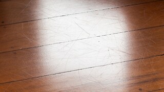 In 6 Schritten Schäden im Parkettboden selbst ausbessern