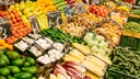 Viele Gem&uuml;sesorten liegen auf einem Wochenmarkt aus