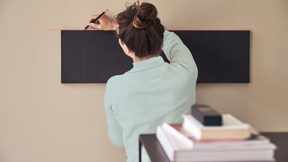 Mit dem Linien-Adapter ist es besonders einfach, ein Regal gerade an der Wand zu befestigen