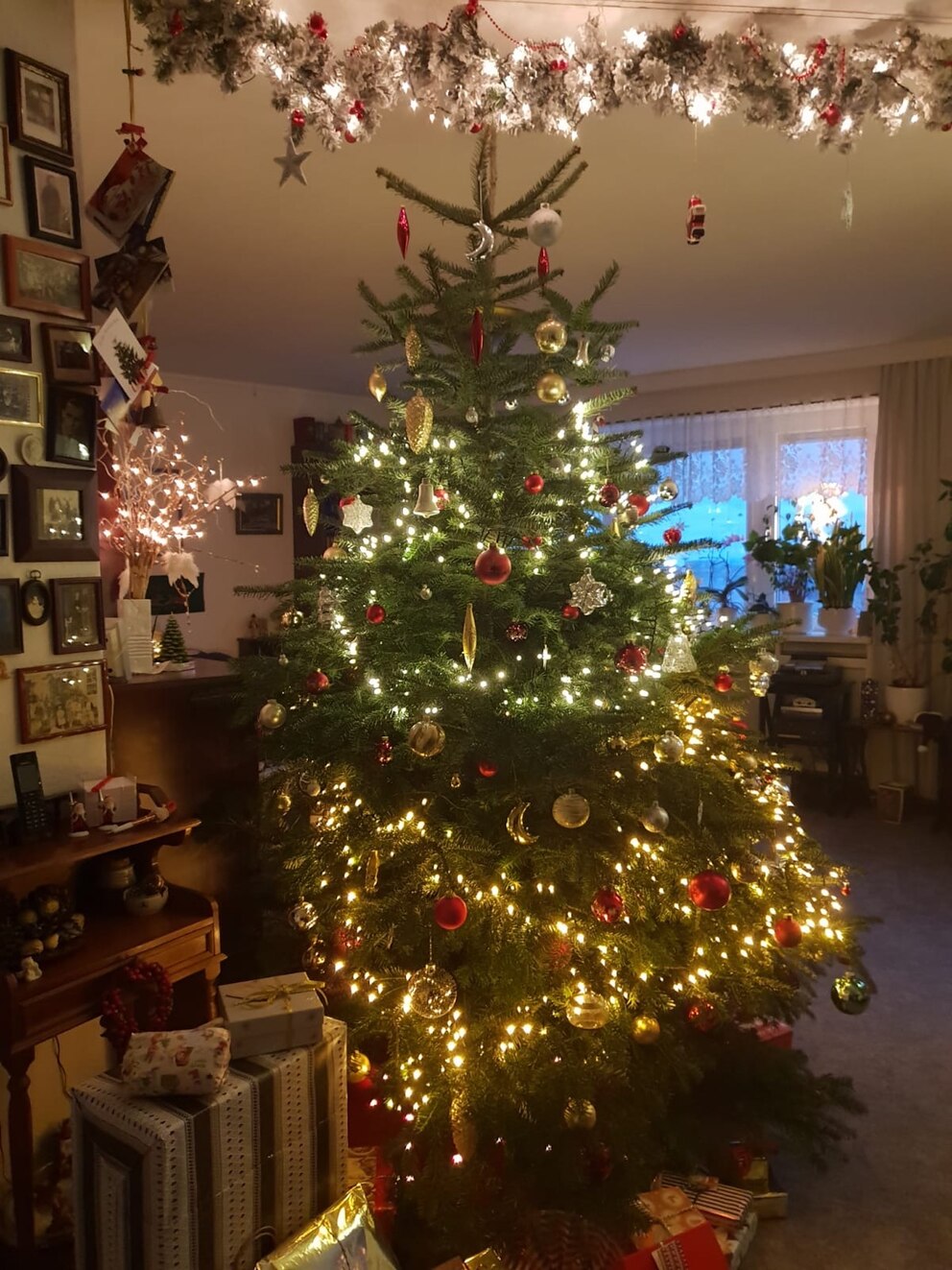 Ein Weihnachtsbaum mit Weihnachtsdeko