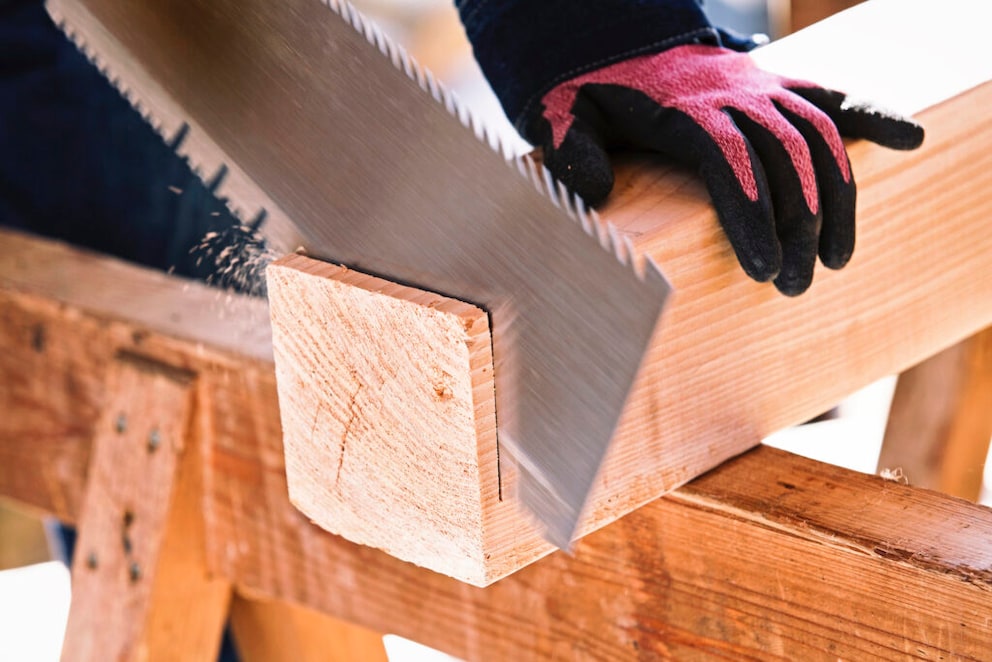 The Japanese saw works only on the pull stroke
