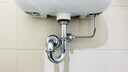 Der Siphon unter einem Waschbecken und seine zwei Funktionen