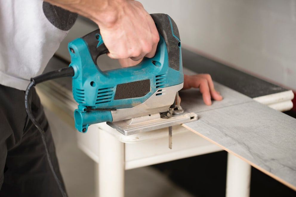 With the jigsaw, you can also cut curves